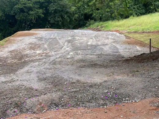 Platô nivelado e compactado após a abertura do acesso