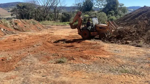 Abertura de acesso e limpeza de terreno em zona rural